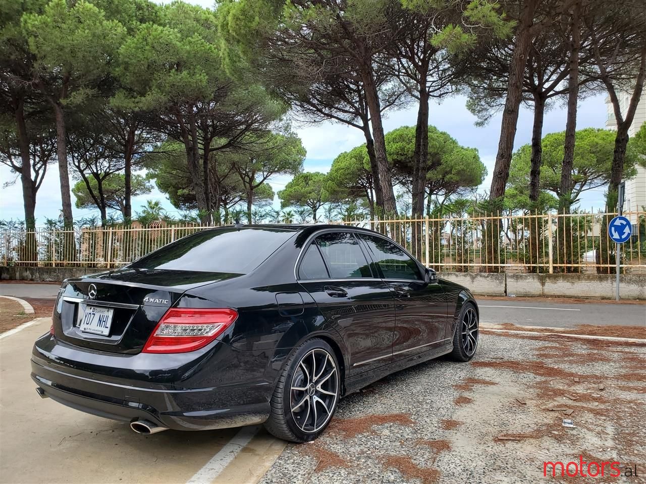 2011' Mercedes-Benz C 300 photo #2