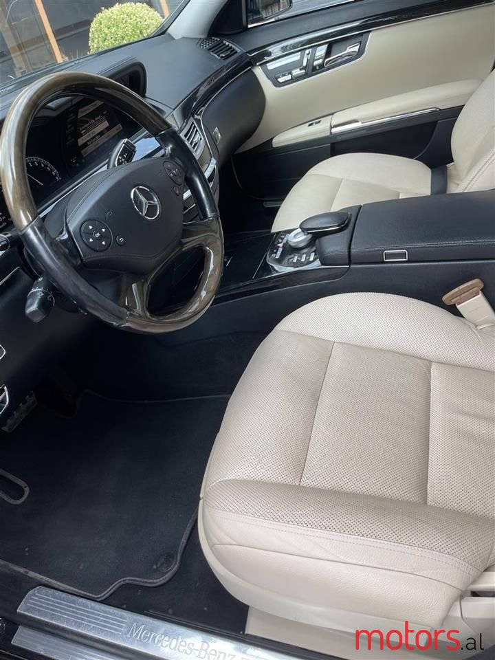 2011' Mercedes-Benz S 550 photo #4