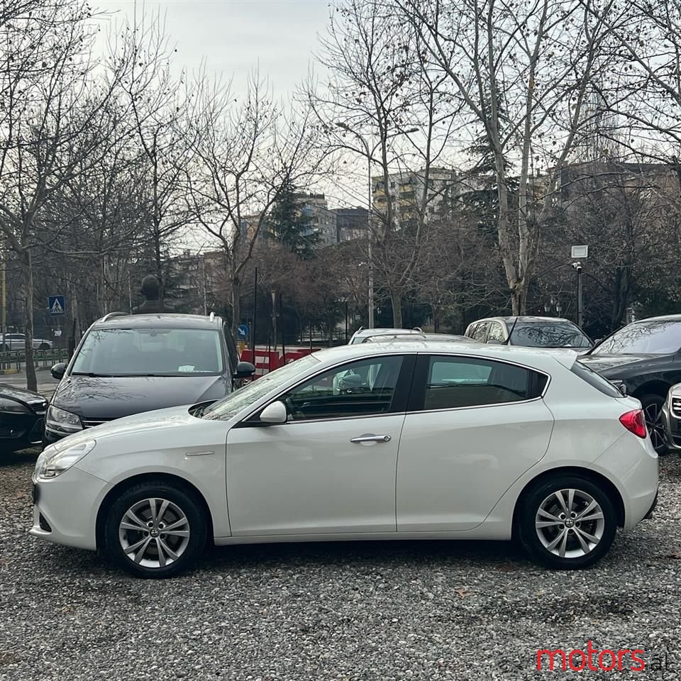 2013' Alfa Romeo Giulietta photo #3