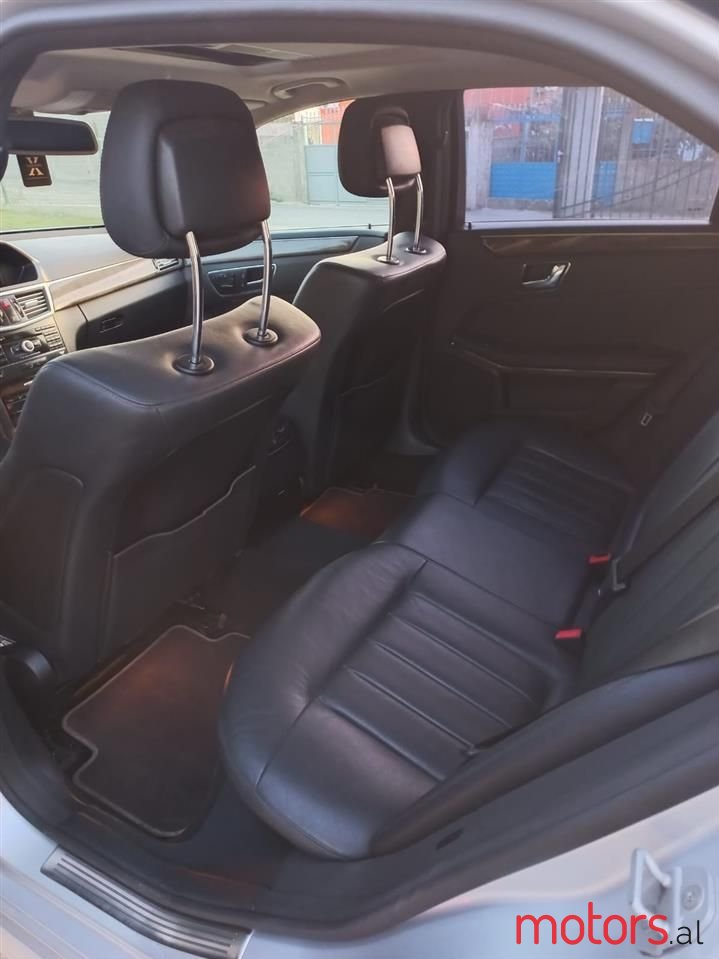 2010' Mercedes-Benz E 300 photo #6