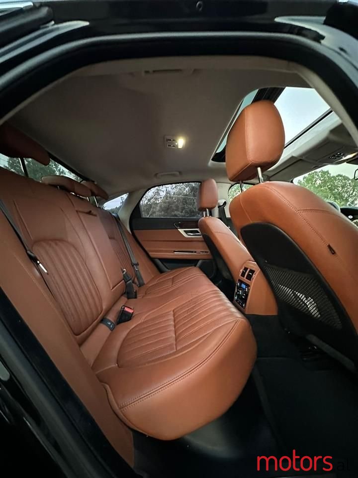 2015' Jaguar XF photo #4