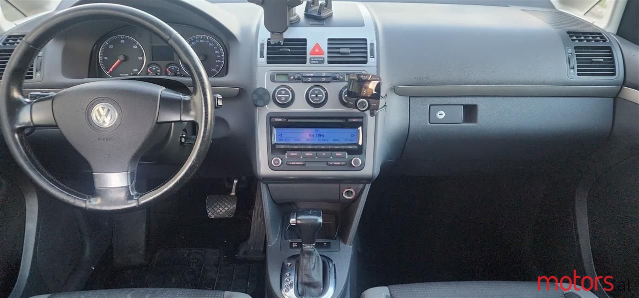 2010' Volkswagen Touran photo #2