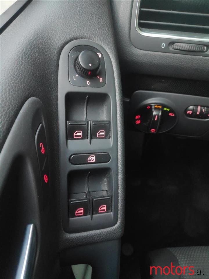 2010' Volkswagen Golf photo #5