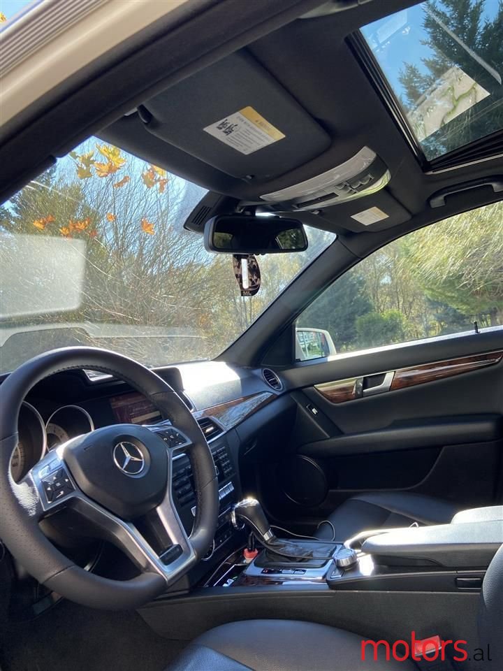 2012' Mercedes-Benz 300 photo #6