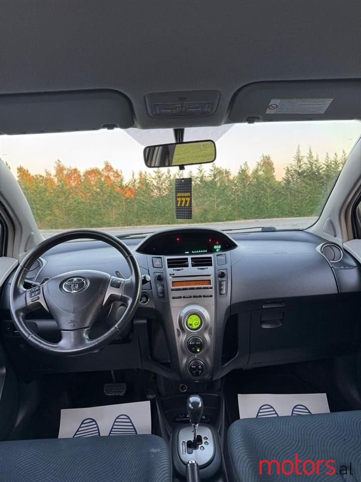 2010' Toyota Yaris photo #2