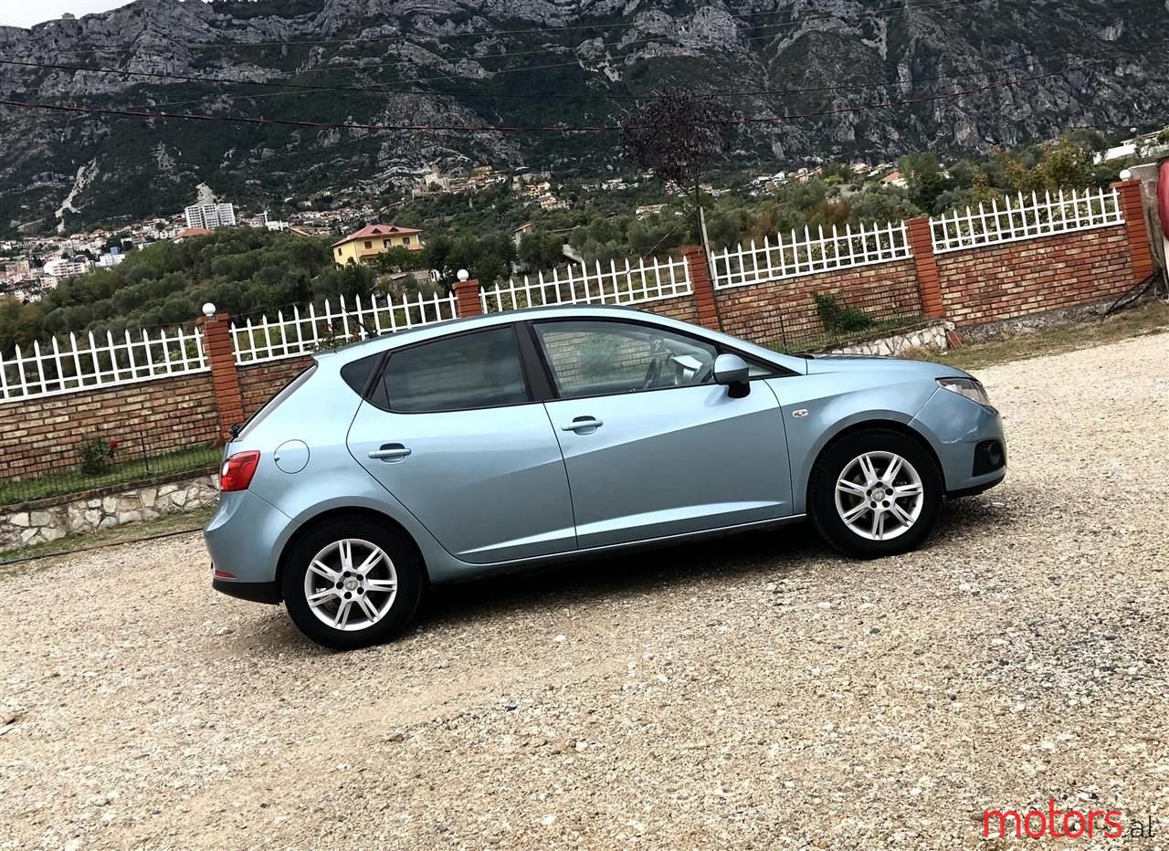 2010' SEAT Ibiza photo #2