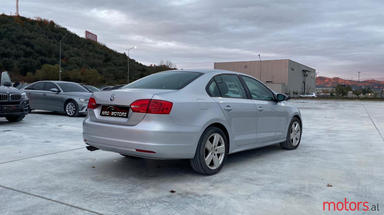 2011' Volkswagen Jetta photo #2
