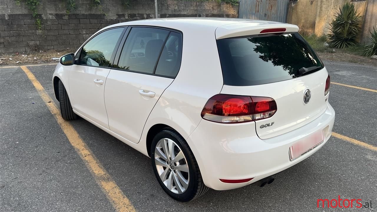 2009' Volkswagen Golf photo #2