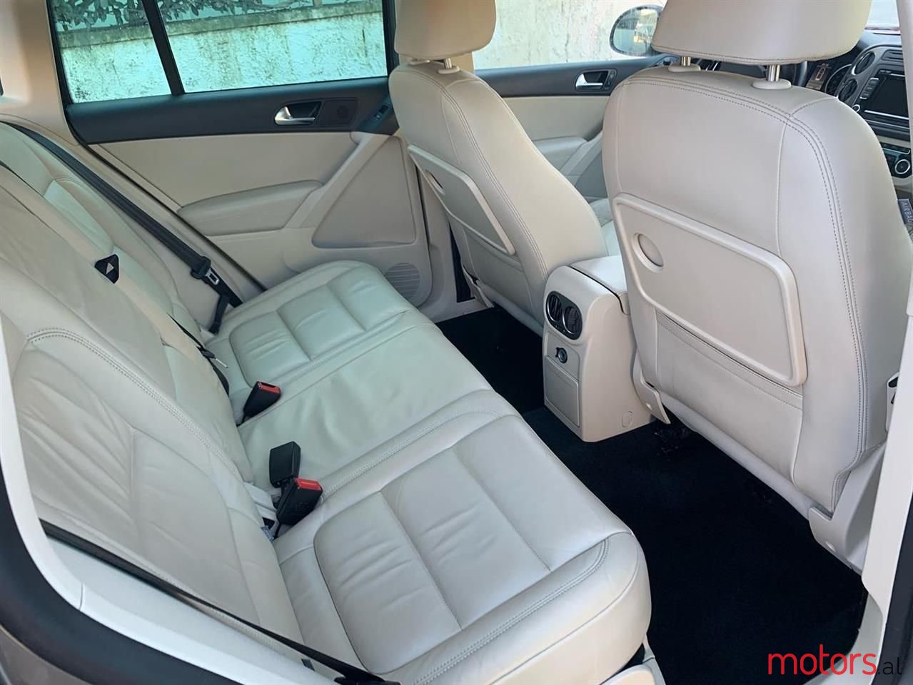 2010' Volkswagen Tiguan photo #3