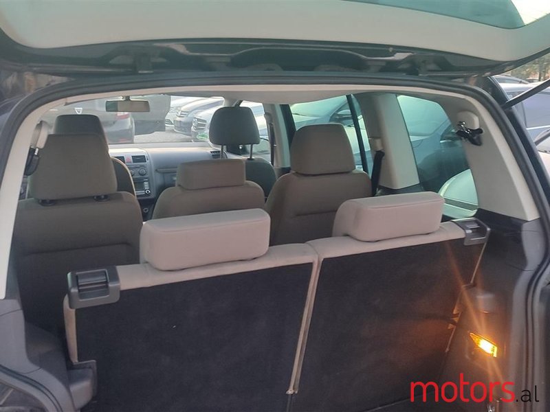 2007' Volkswagen Touran photo #3