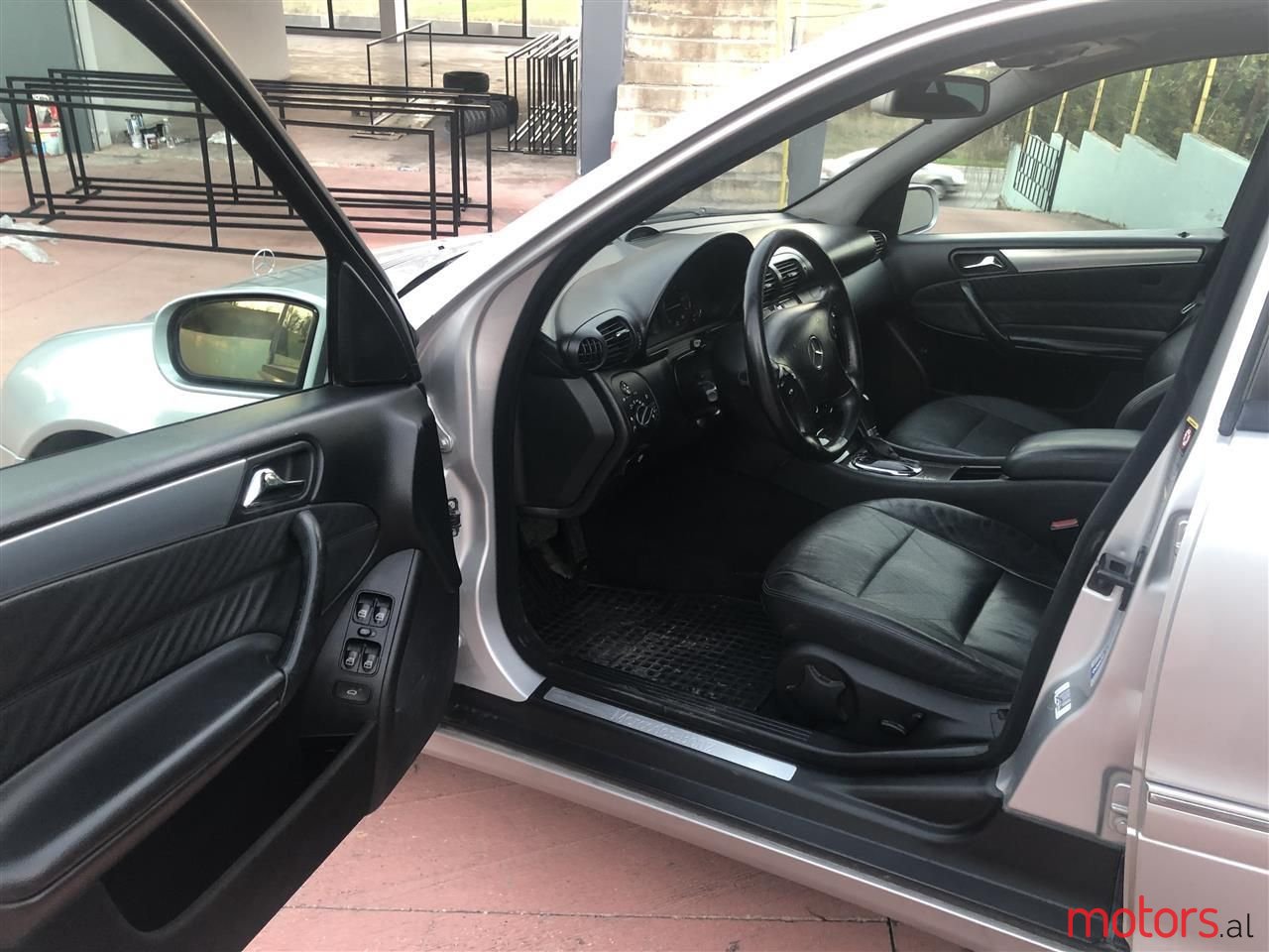 2005' Mercedes-Benz C 220 photo #2