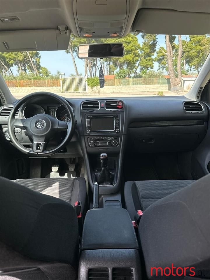 2009' Volkswagen Golf photo #2