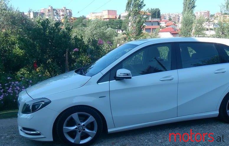 2012' Mercedes-Benz B 180 photo #1