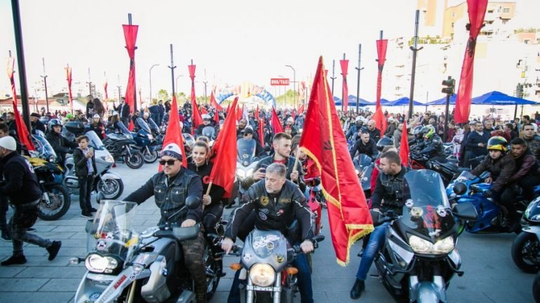 “Rrugëtojmë nën një flamur”/ Festat kombëtare mbledhin motoristët nga Shqipëria dhe Kosova