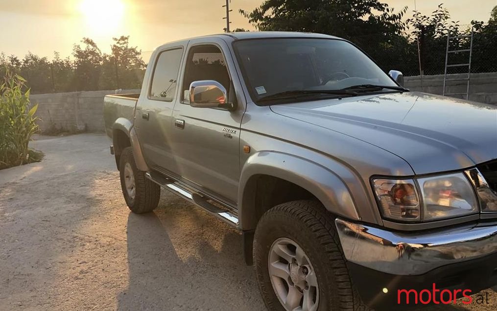 2004' Toyota Hilux photo #2