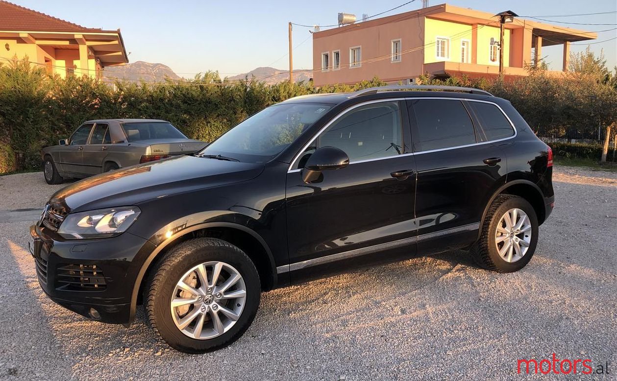 2012' Volkswagen Touareg photo #1