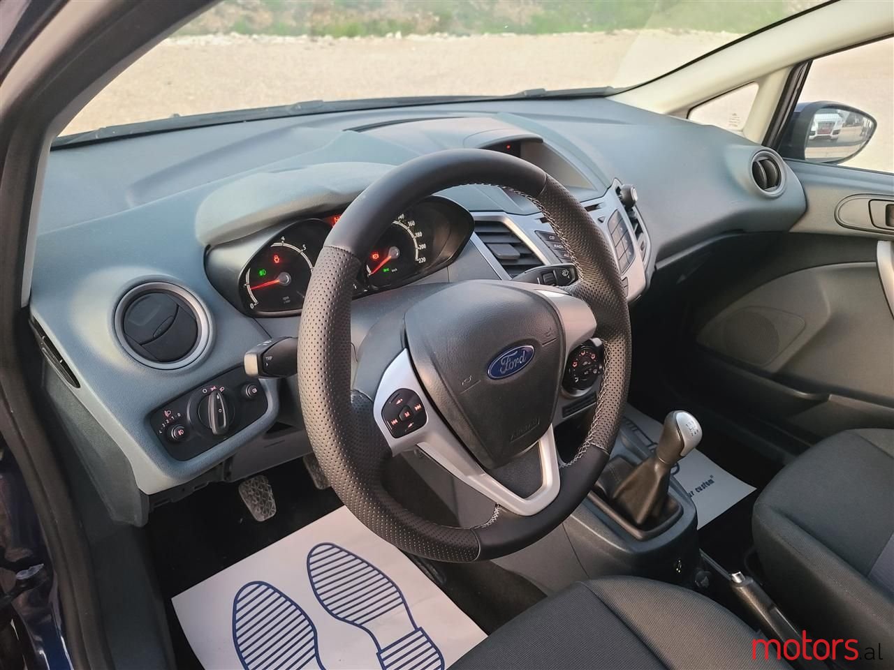 2011' Ford Fiesta photo #2