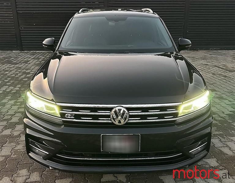 2018' Volkswagen Tiguan photo #3