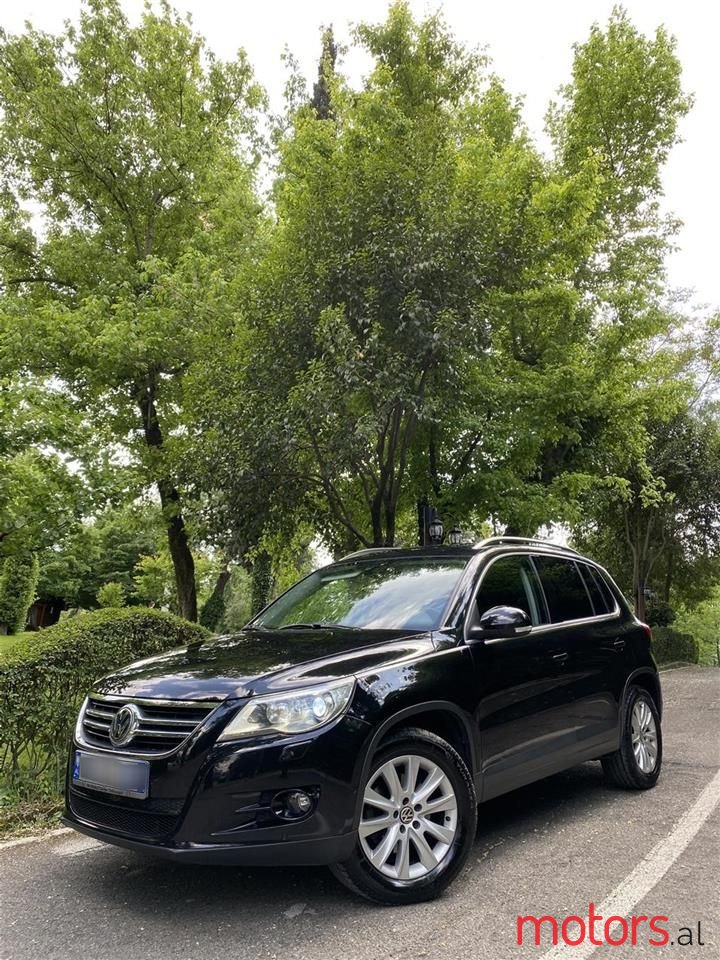 2011' Volkswagen Tiguan photo #2