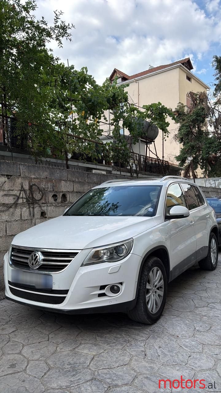 2010' Volkswagen Tiguan photo #2