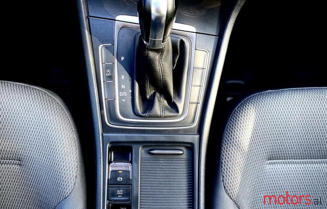 2017' Volkswagen Golf photo #2