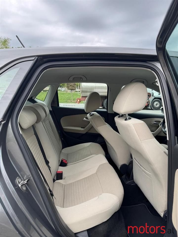 2010' Volkswagen Polo photo #6