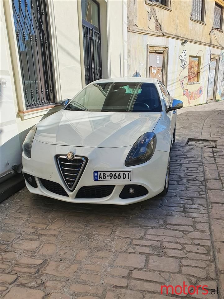 2012' Alfa Romeo Giulietta photo #1