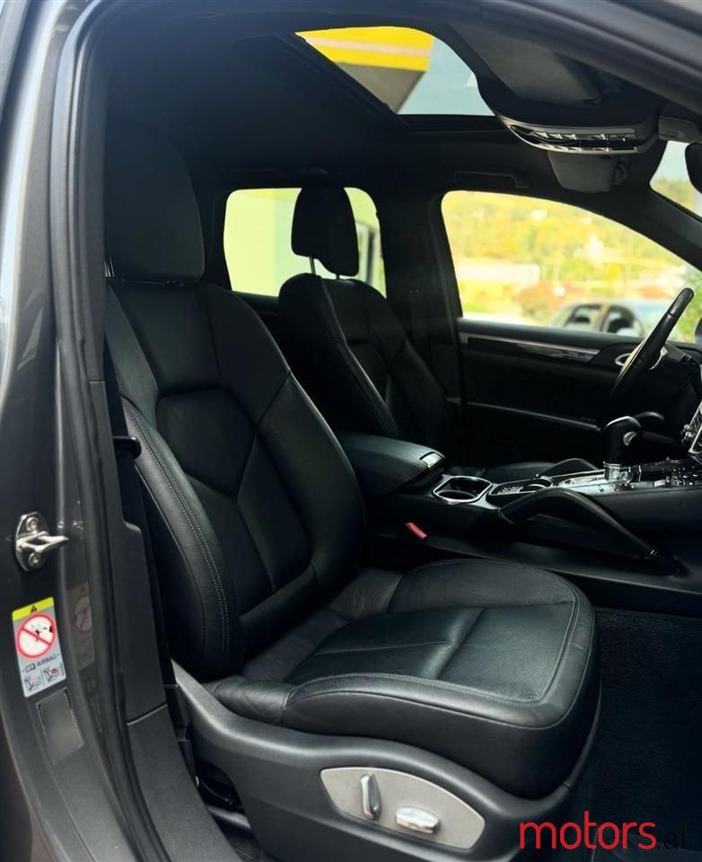 2012' Porsche Cayenne photo #4