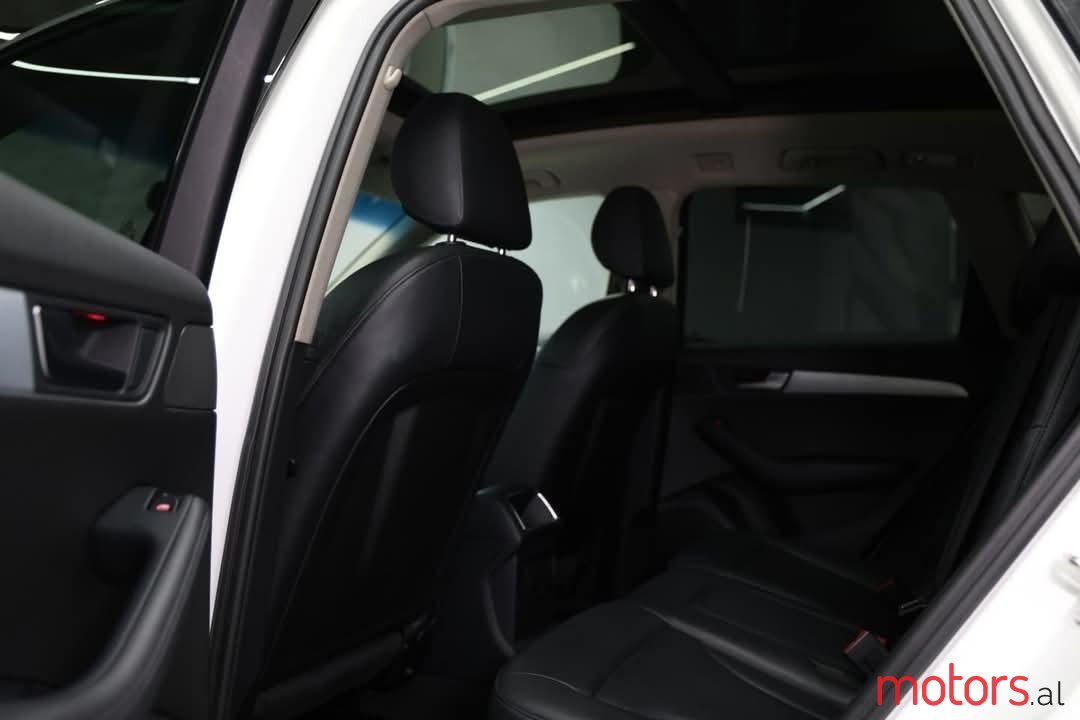 2010' Audi Q5 photo #5