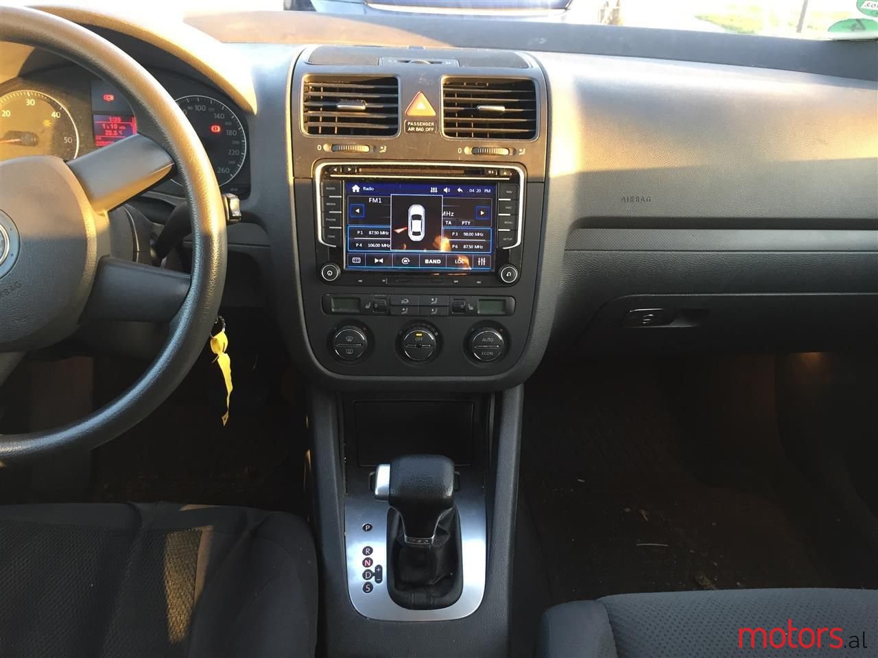 2004' Volkswagen Golf photo #4