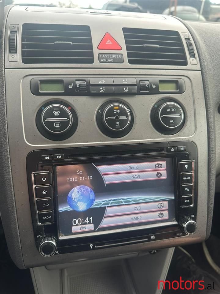 2007' Volkswagen Touran photo #6