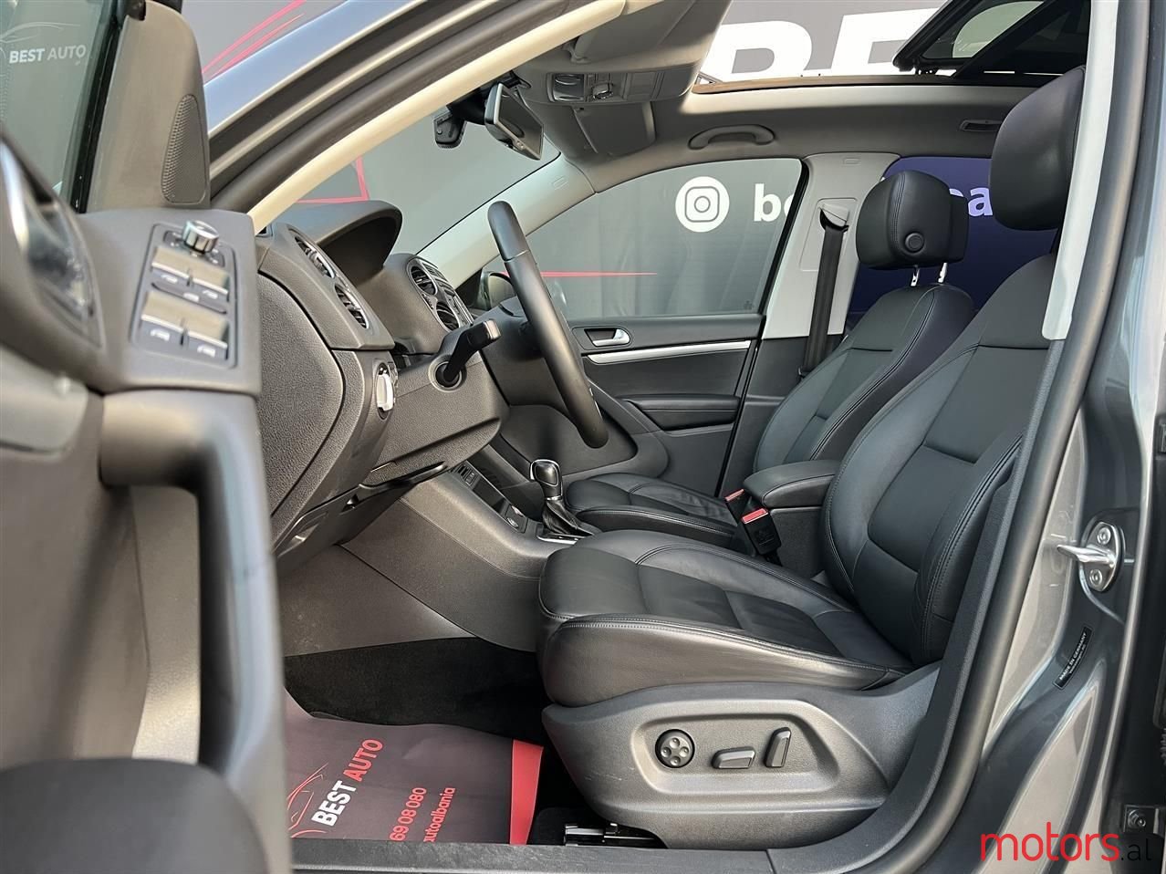 2012' Volkswagen Tiguan photo #2