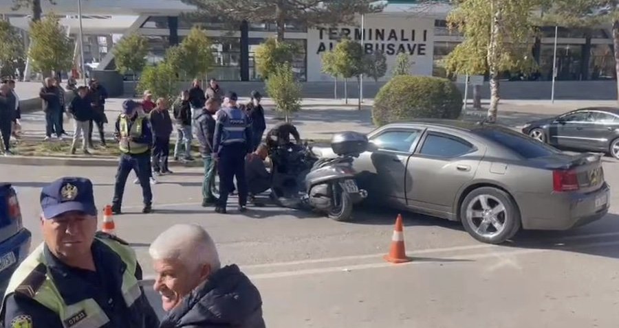 Makina përplas motorin në Korçë