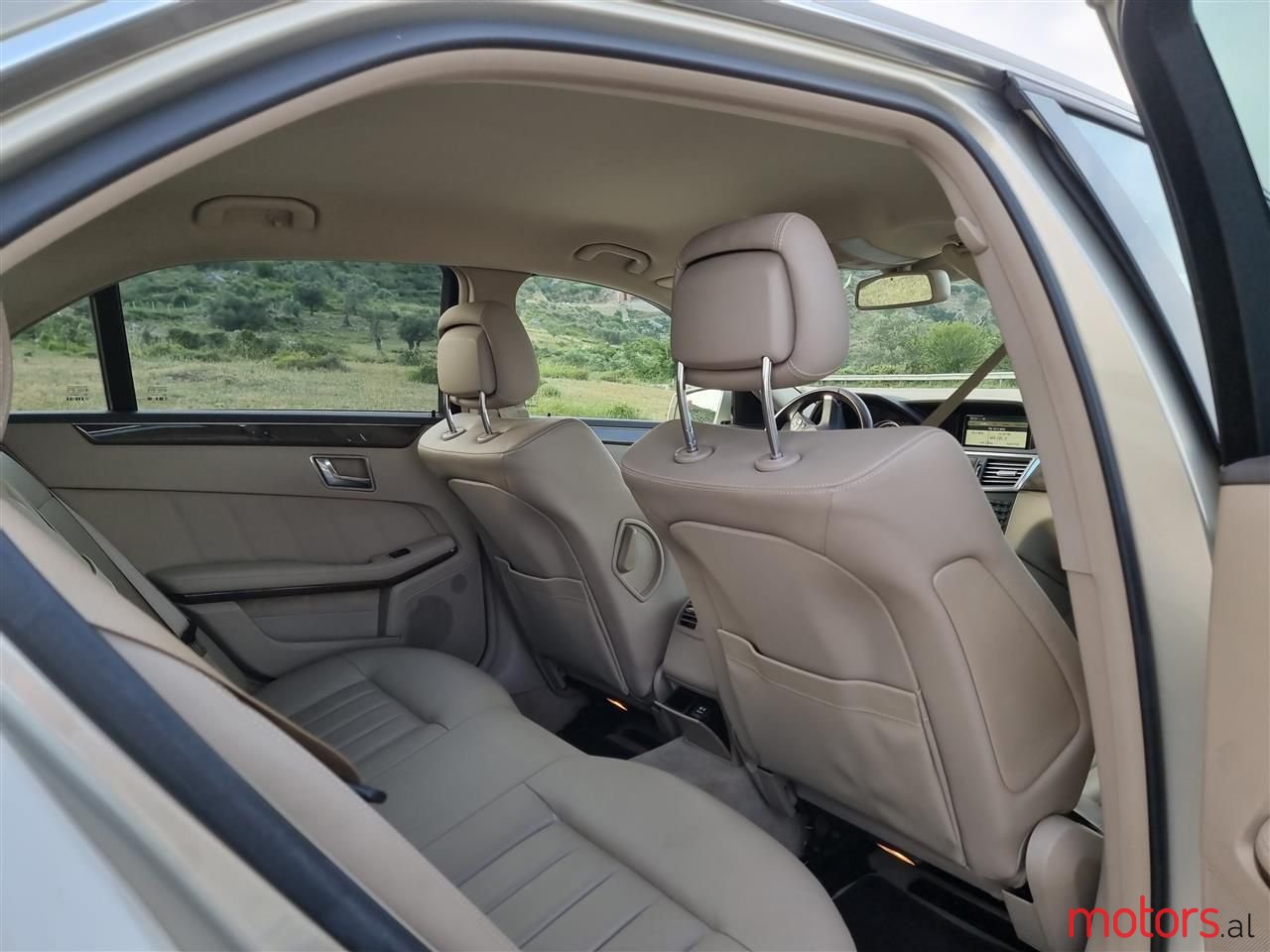 2010' Mercedes-Benz E 220 photo #6