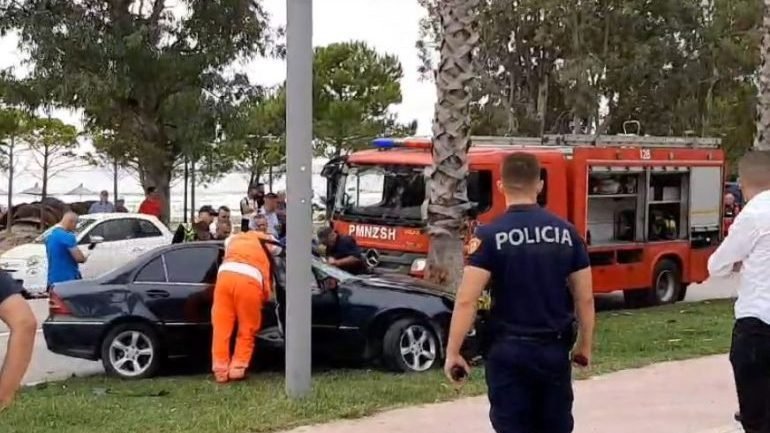 Aksident i rëndë në Vlorë, “Mercedes” përplaset me pemën, shoferi bllokohet në makinë