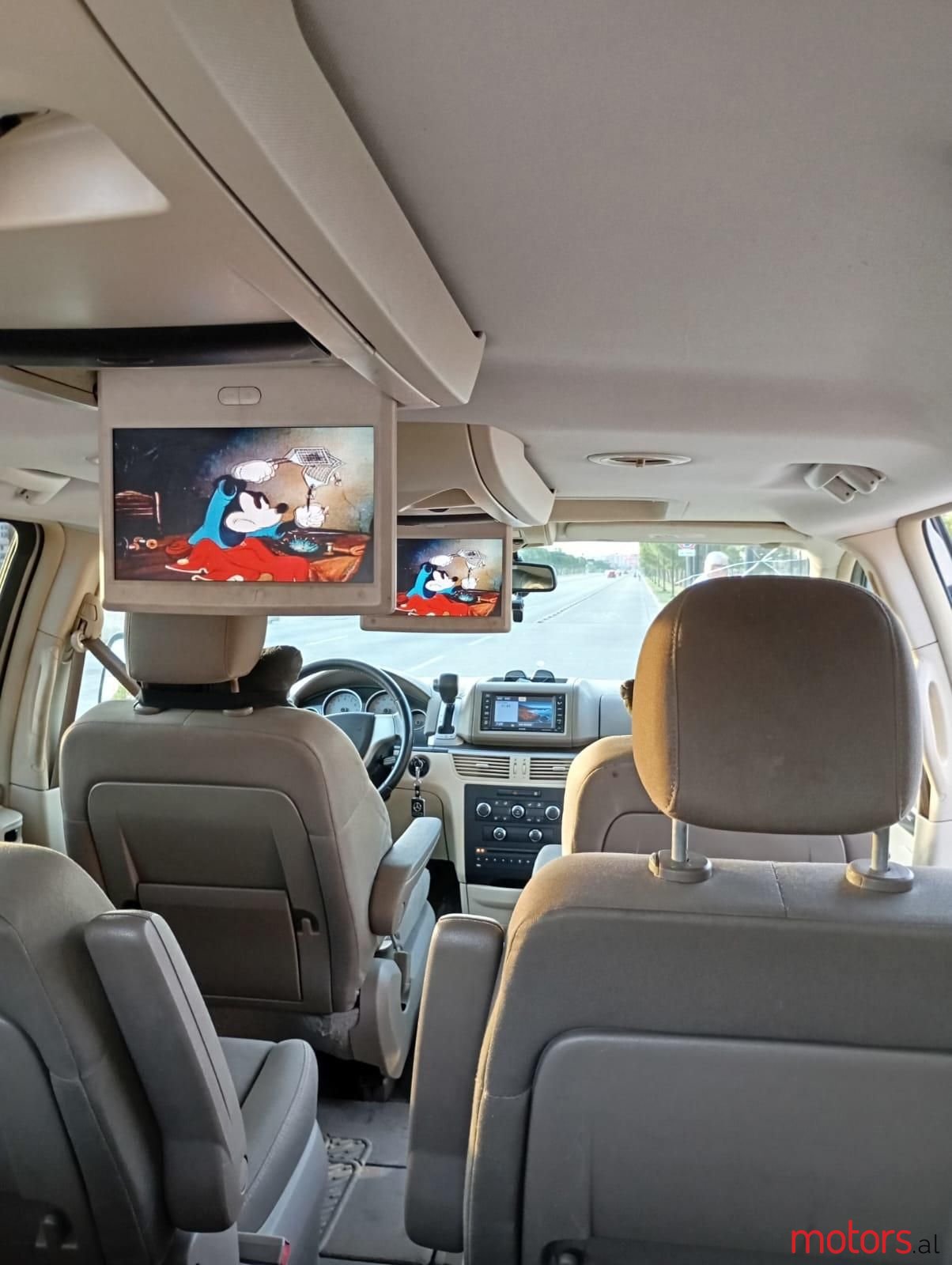 2009' Volkswagen Routan photo #2
