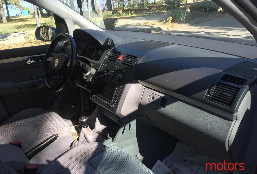 2004' Volkswagen Touran photo #1