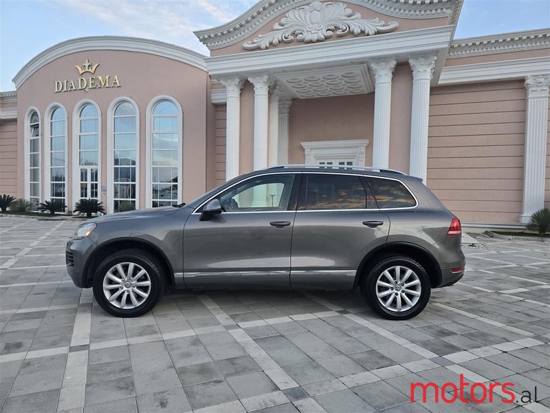 2013' Volkswagen Touareg photo #2