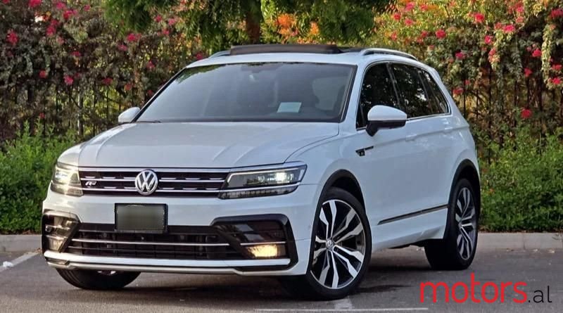 2019' Volkswagen Tiguan photo #1