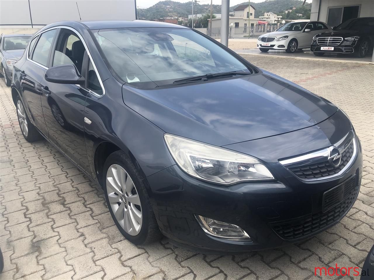 2010' Opel Astra photo #2