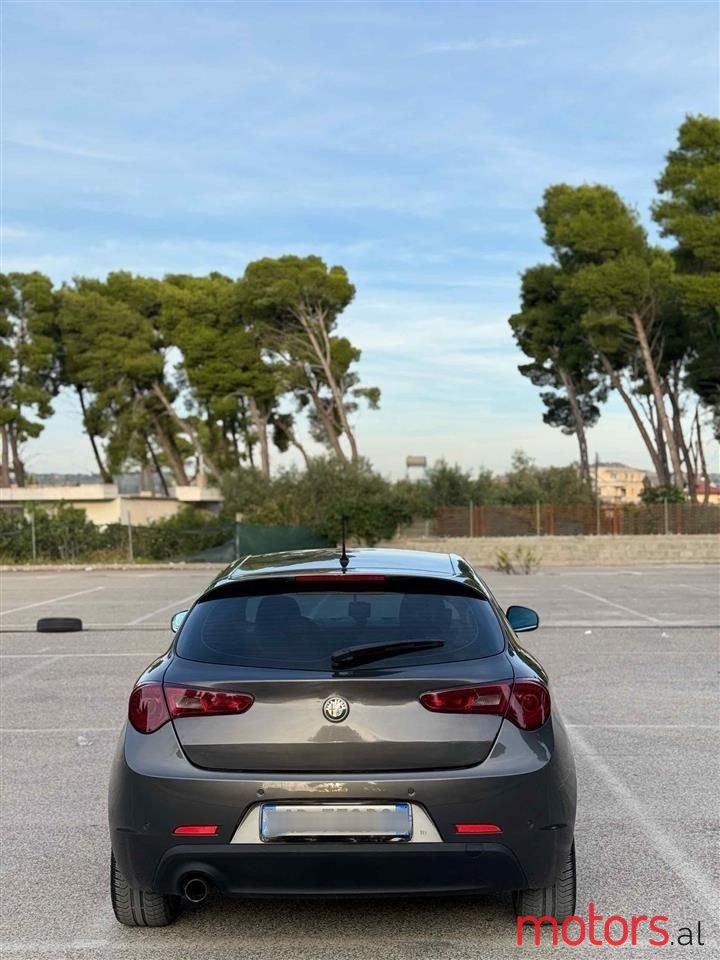 2012' Alfa Romeo Giulietta photo #4