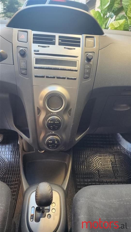 2010' Toyota Yaris photo #3