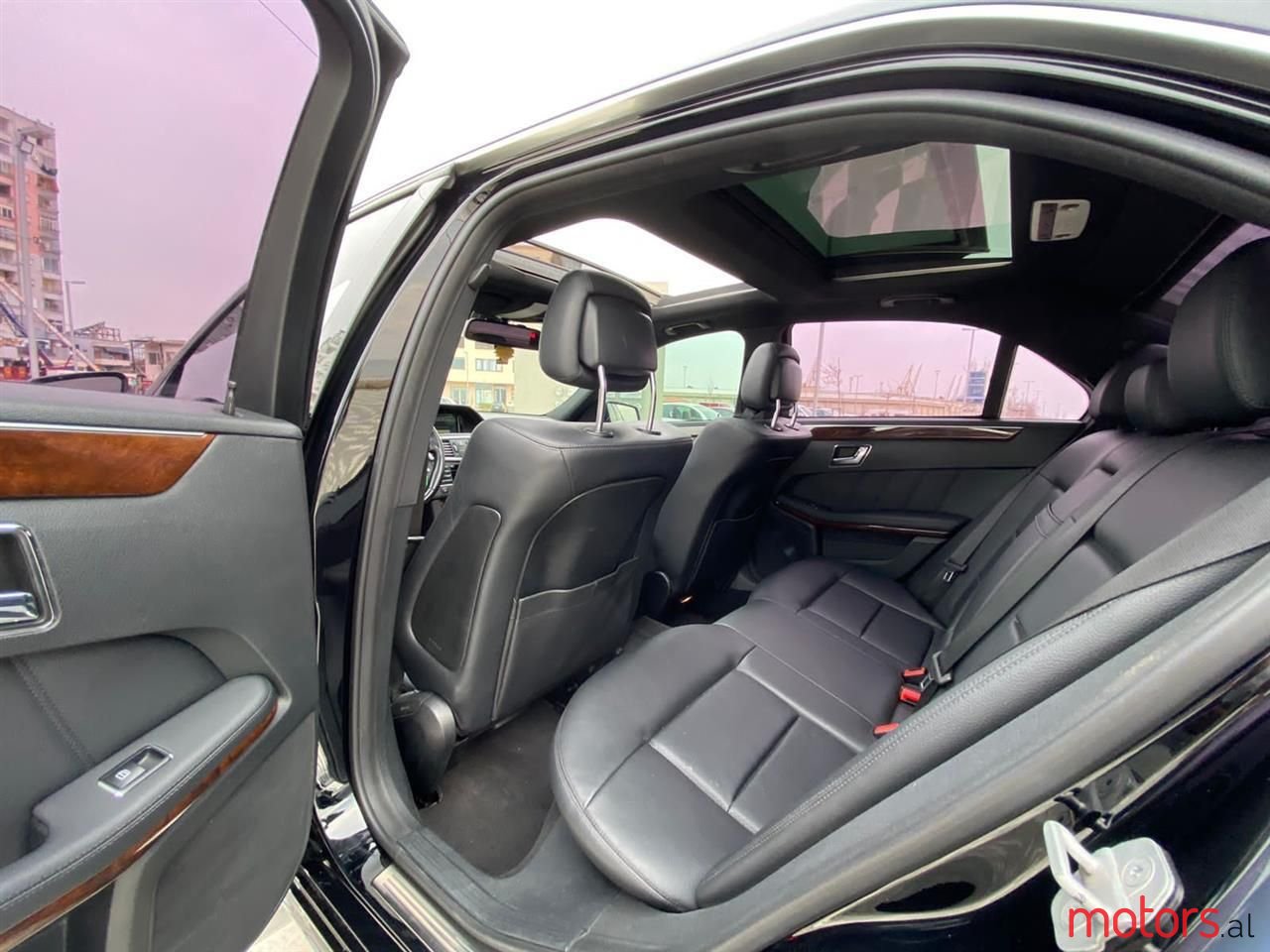 2011' Mercedes-Benz E 350 photo #2