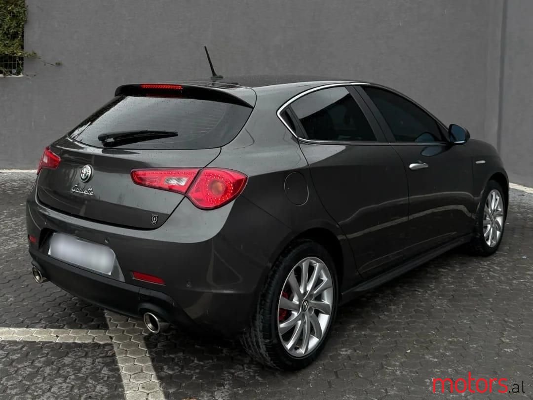 2012' Alfa Romeo Giulietta photo #4