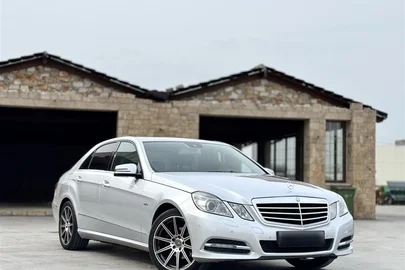 2012' Mercedes-Benz E 220