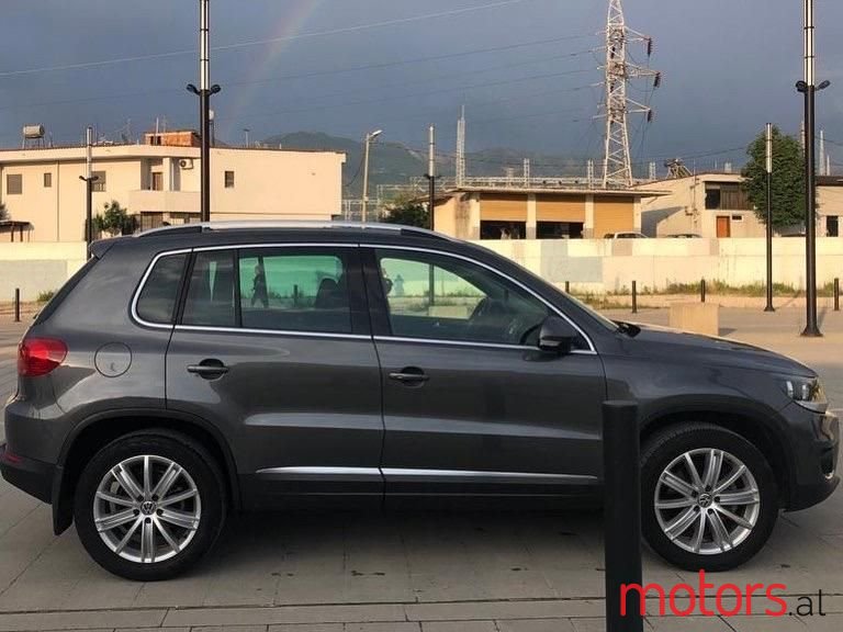 2015' Volkswagen Tiguan photo #3