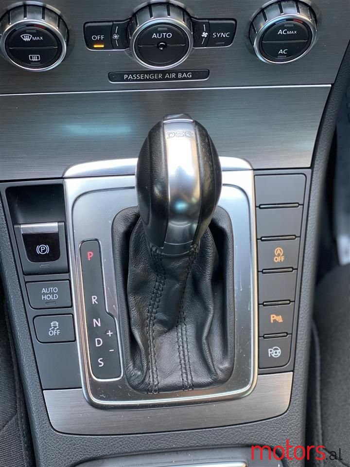 2012' Volkswagen Passat photo #4