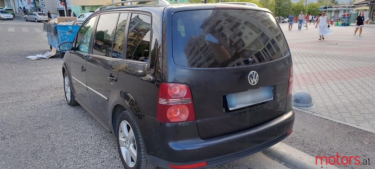 2009' Volkswagen Touran photo #3