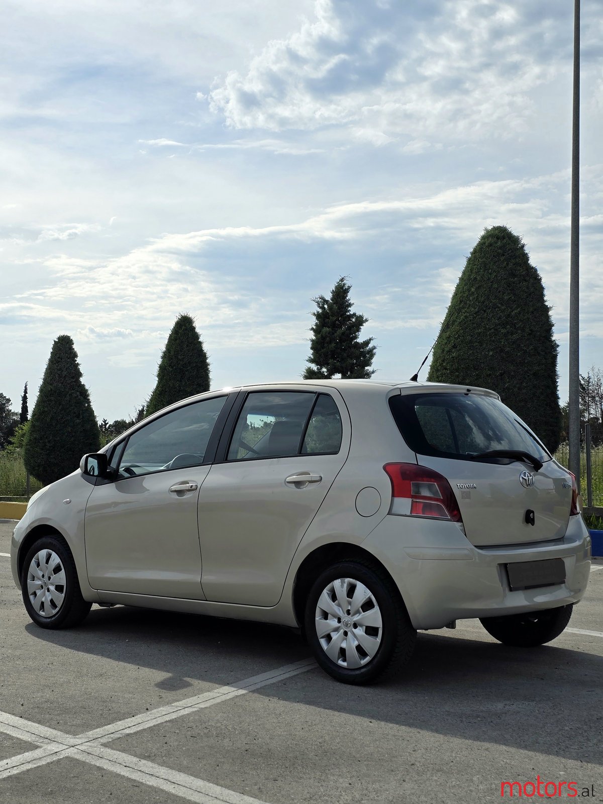 2011' Toyota Yaris photo #3