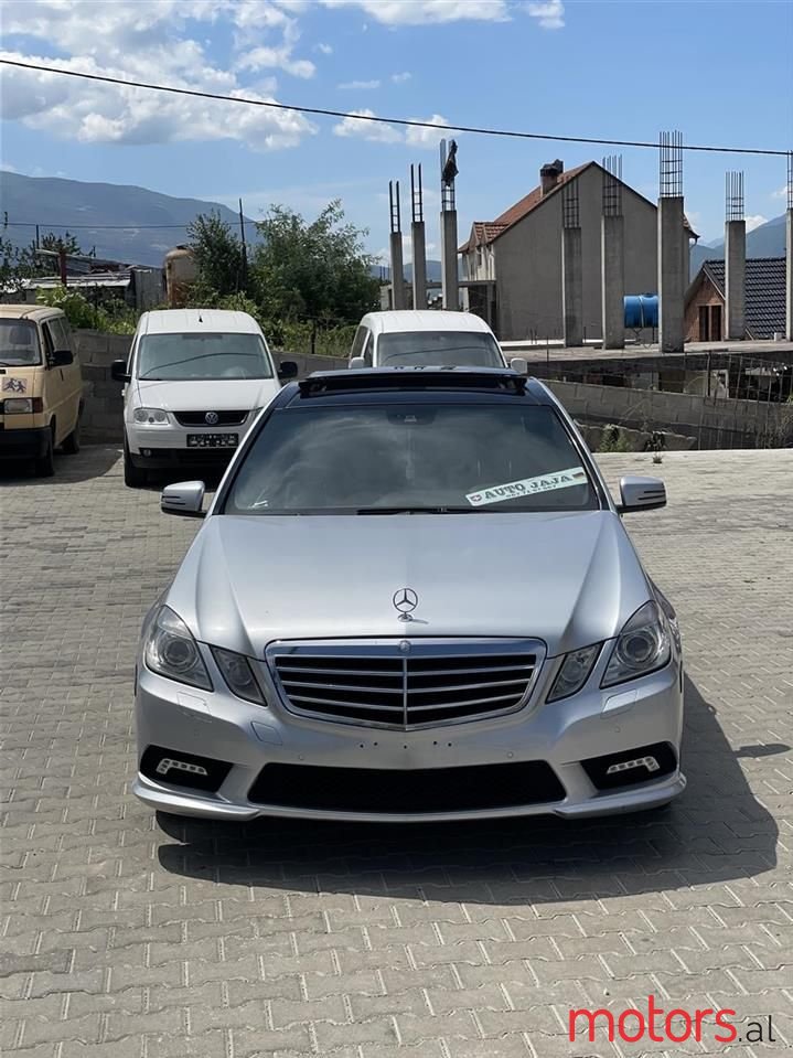 2011' Mercedes-Benz E 350 photo #3